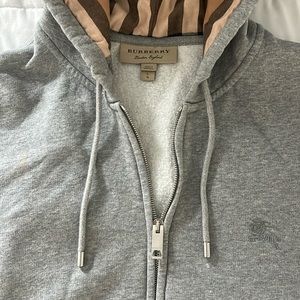 Burberry sweater for man or women.